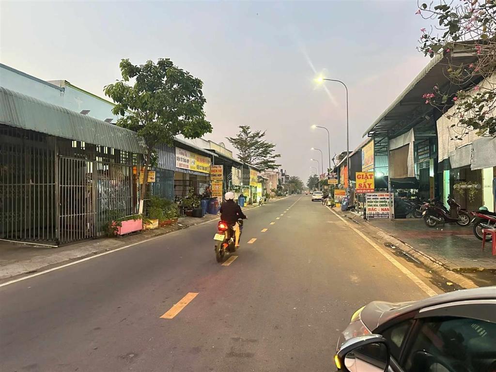 Ngộp đất mtkd khu c kcn vsip 2 150m2 full thổ giá 1 tỷ 450  đường nhựa 8m có vỉa hè  shr