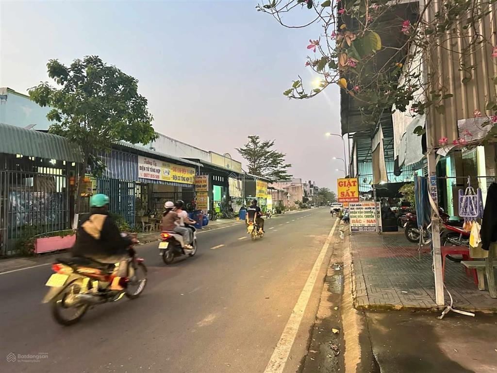 Ngộp đất mtkd khu c kcn vsip 2 150m2 full thổ giá 1 tỷ 450  đường nhựa 8m có vỉa hè  shr