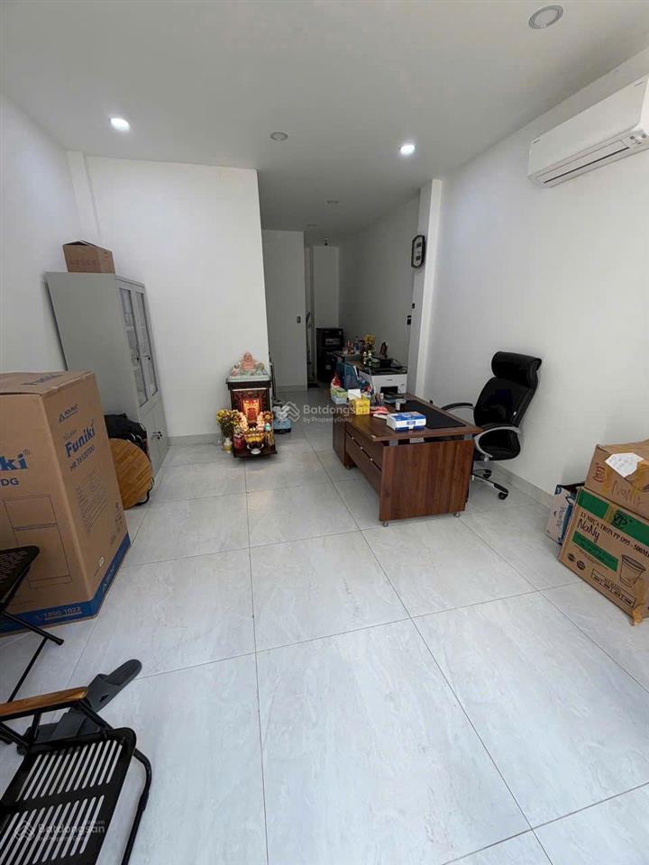 Xe tải quay đầu, có thang máy, gía 8 tỷ, nguyễn xí, nhà mới 3 lầu, bình thạnh. dt 4x10m