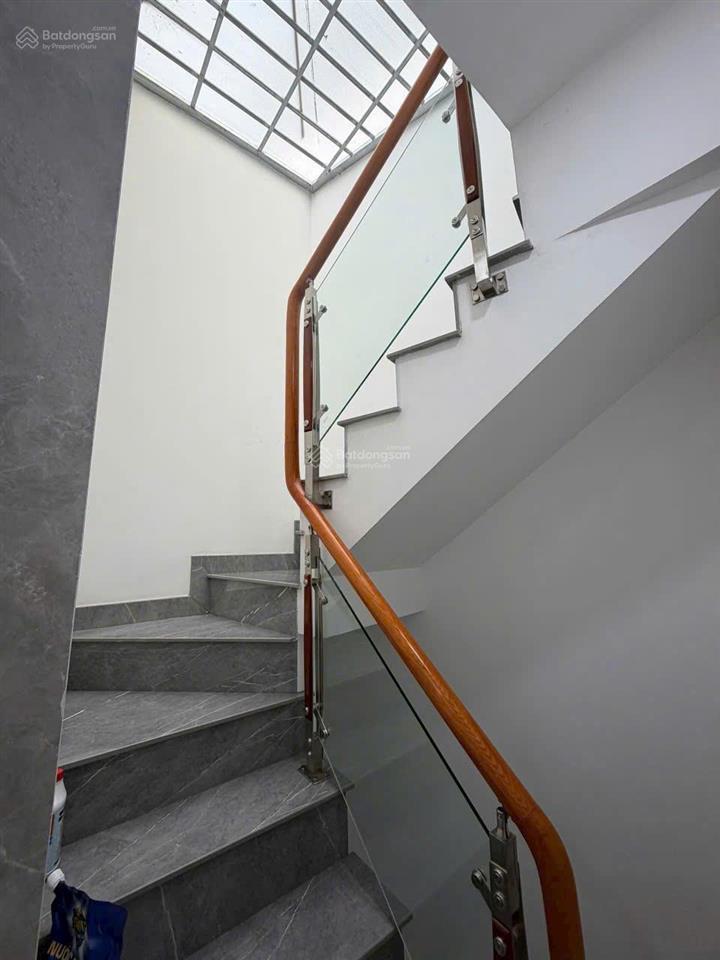 Xe tải quay đầu, có thang máy, gía 8 tỷ, nguyễn xí, nhà mới 3 lầu, bình thạnh. dt 4x10m