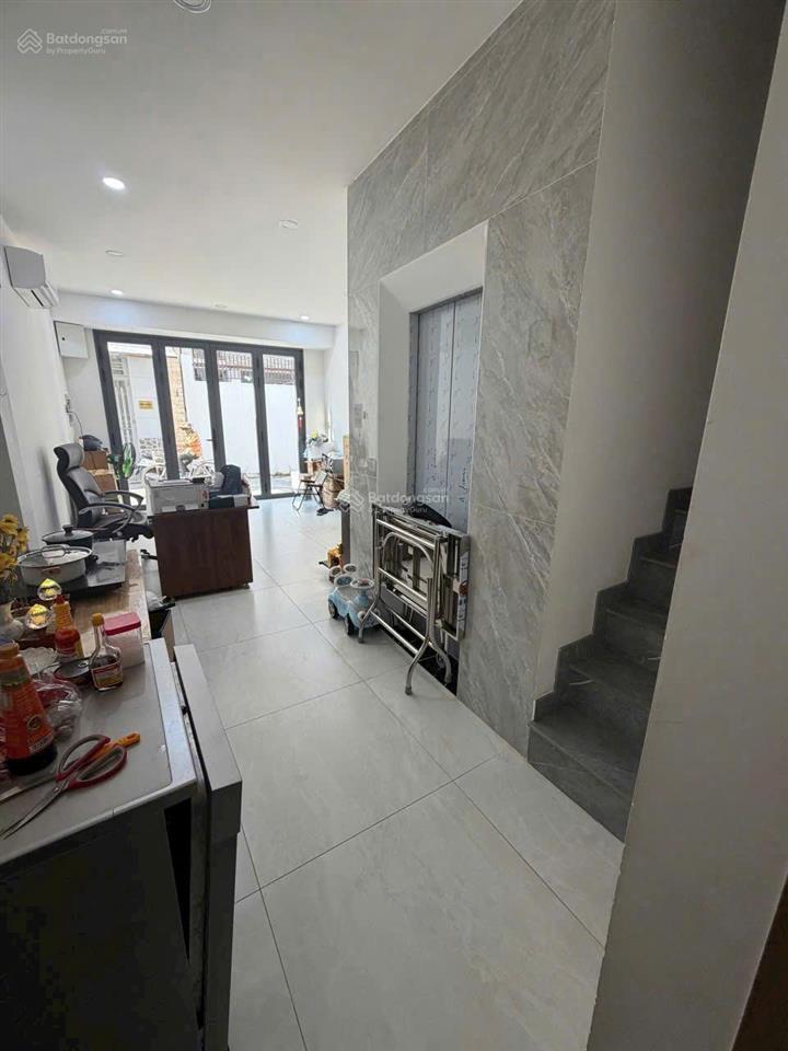 Xe tải quay đầu, có thang máy, gía 8 tỷ, nguyễn xí, nhà mới 3 lầu, bình thạnh. dt 4x10m