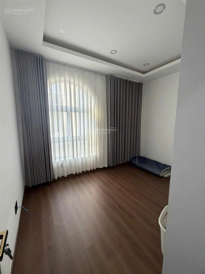 Xe tải quay đầu, có thang máy, gía 8 tỷ, nguyễn xí, nhà mới 3 lầu, bình thạnh. dt 4x10m