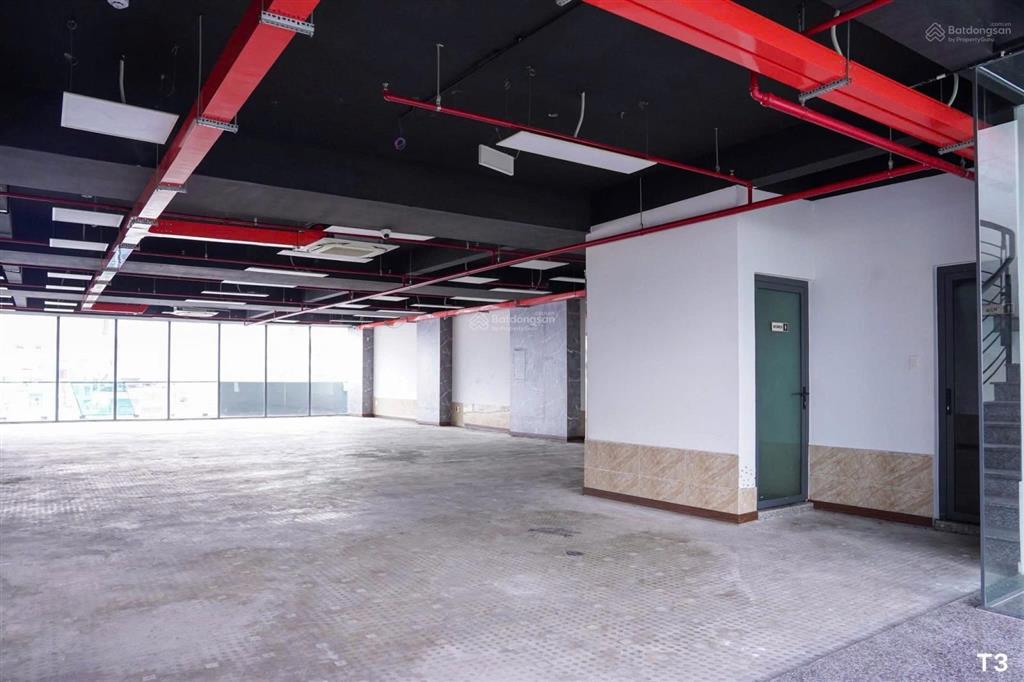 Văn phòng 225m2 trống suốt mặt tiền lý phục man, gần kcx, phú mỹ hưng, có bảo vệ, hầm xe, thang máy