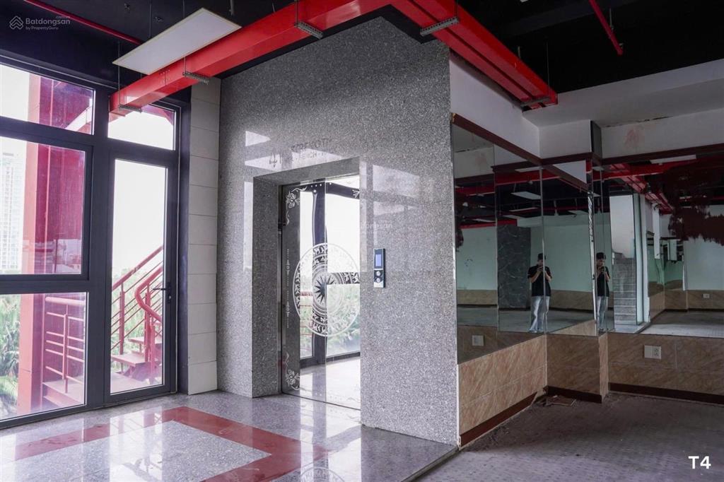 Văn phòng 225m2 trống suốt mặt tiền lý phục man, gần kcx, phú mỹ hưng, có bảo vệ, hầm xe, thang máy