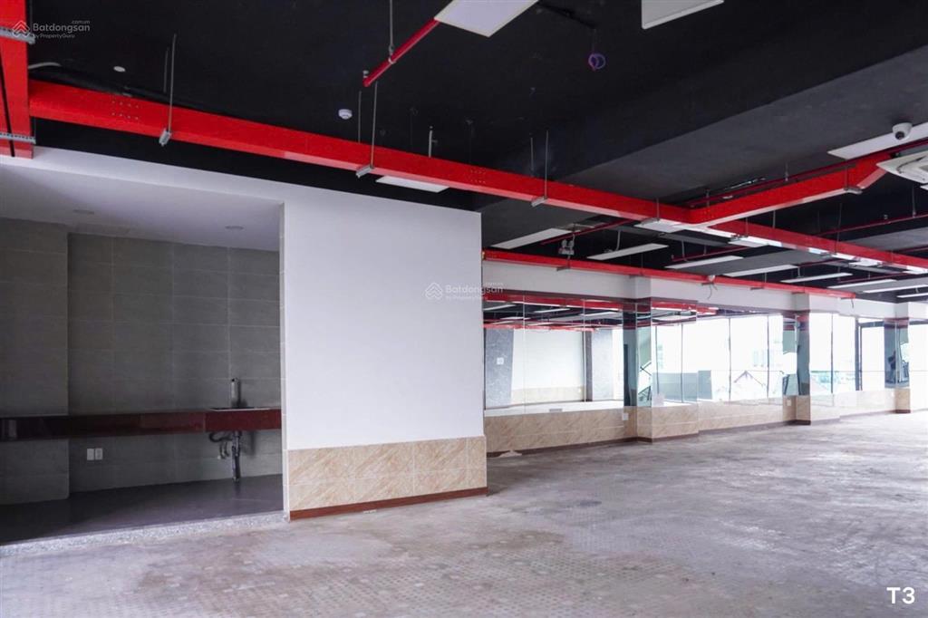 Văn phòng 225m2 trống suốt mặt tiền lý phục man, gần kcx, phú mỹ hưng, có bảo vệ, hầm xe, thang máy