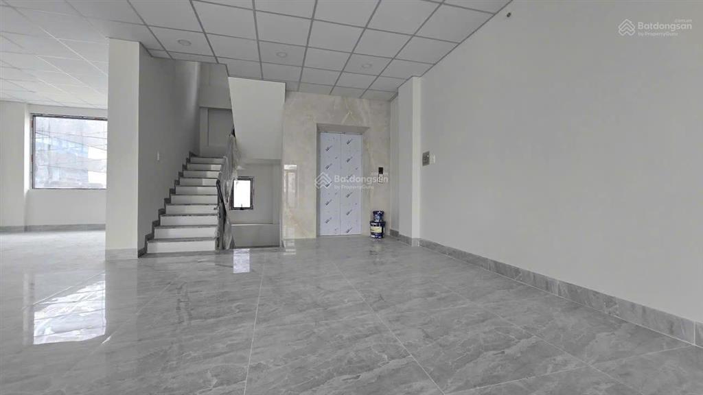 Văn phòng sát vách khu chế xuất tân thuận, diện tích 110m2, giá chỉ 15 triệu đồng.