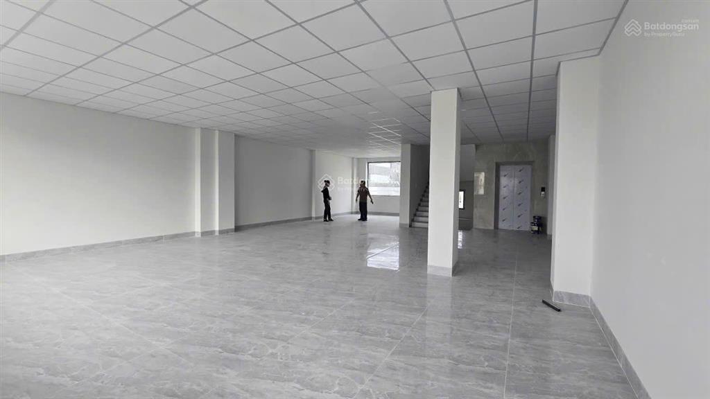 Văn phòng sát vách khu chế xuất tân thuận, diện tích 110m2, giá chỉ 15 triệu đồng.