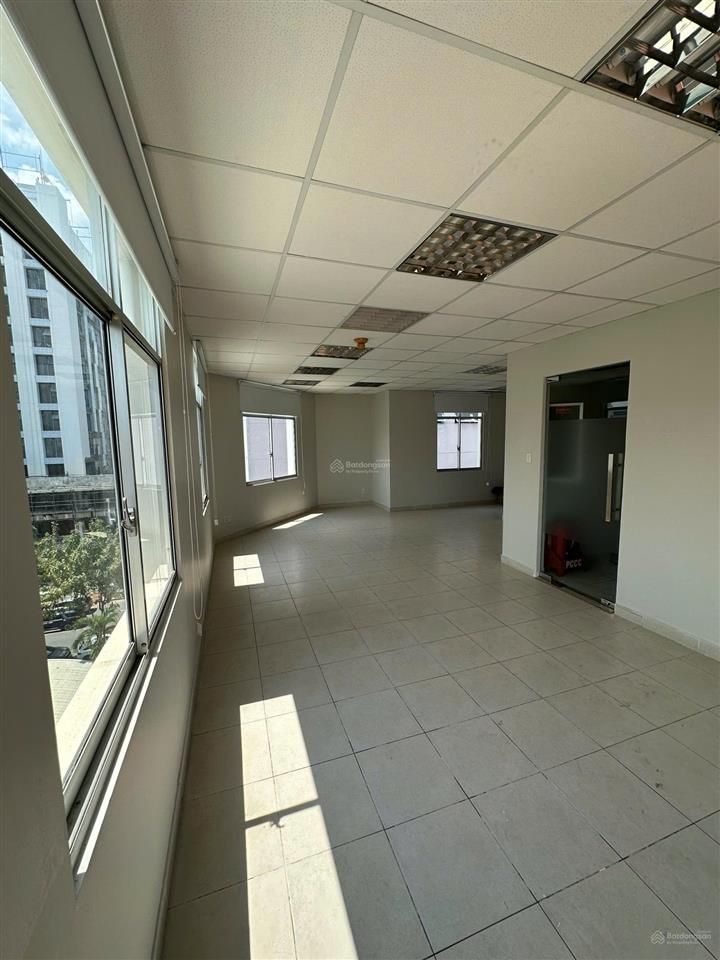 Sàn vp 55m2 đường hoàng văn thái ngay crescent mall, trống suốt, thang máy, máy lạnh