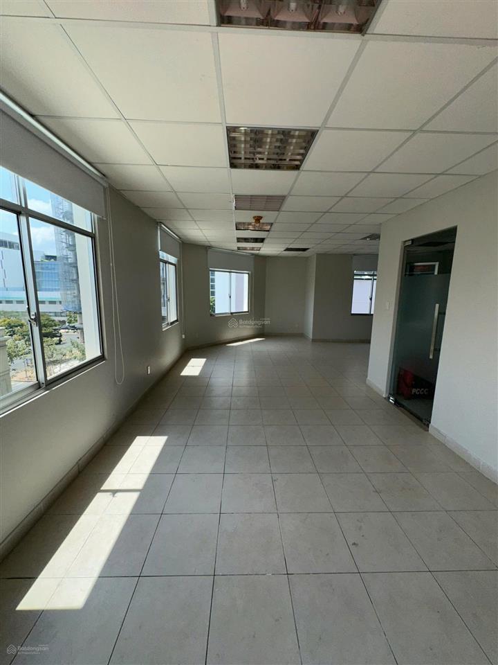 Sàn vp 55m2 đường hoàng văn thái ngay crescent mall, trống suốt, thang máy, máy lạnh