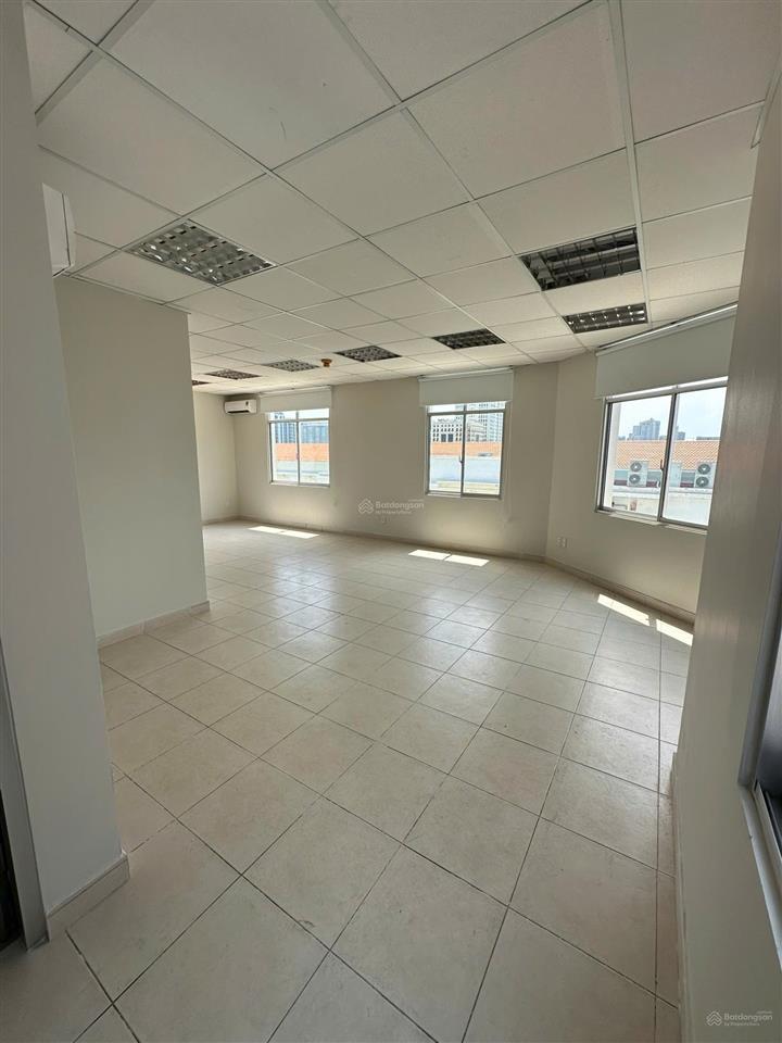 Sàn vp 55m2 đường hoàng văn thái ngay crescent mall, trống suốt, thang máy, máy lạnh