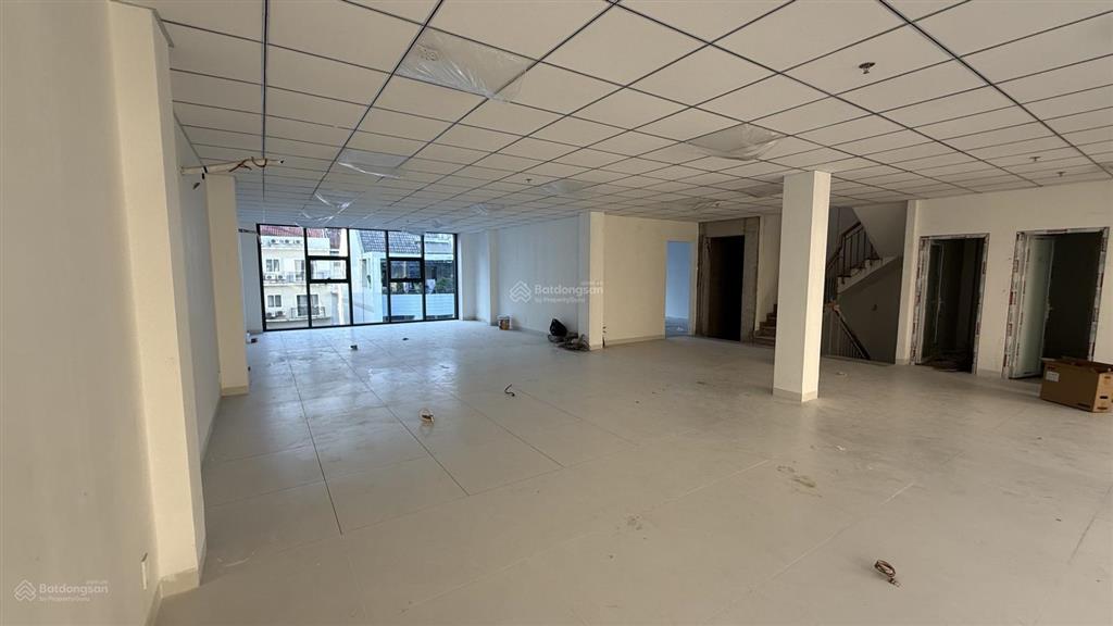 Cho thuê văn phòng 180m2 hưng gia 4, sạch sẽ mới, có sẵn máy lạnh, thang máy free giữ xe, phí ql