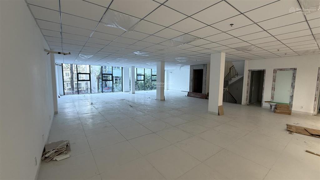 Cho thuê văn phòng 180m2 hưng gia 4, sạch sẽ mới, có sẵn máy lạnh, thang máy free giữ xe, phí ql