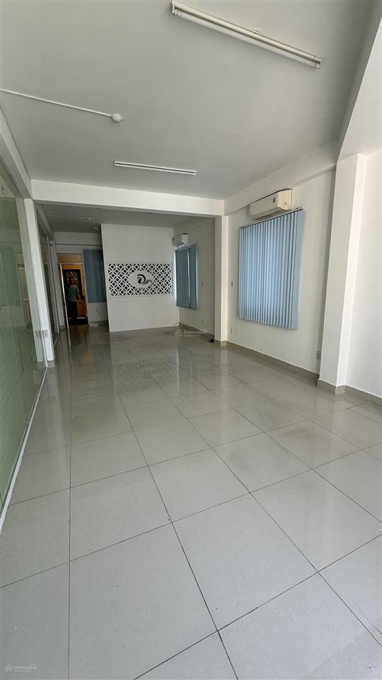Cho thuê văn phòng 40m2 tại lý phục man, trống suốt, thang máy máy lạnh