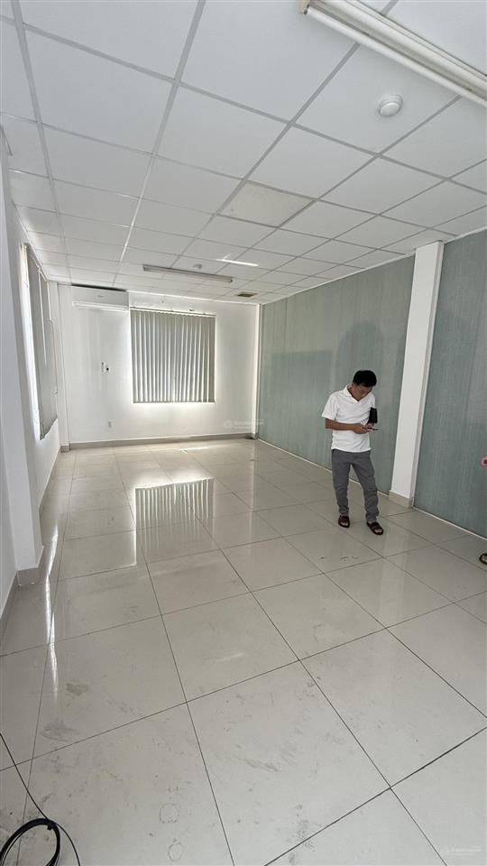 Cho thuê văn phòng 40m2 tại lý phục man, trống suốt, thang máy máy lạnh