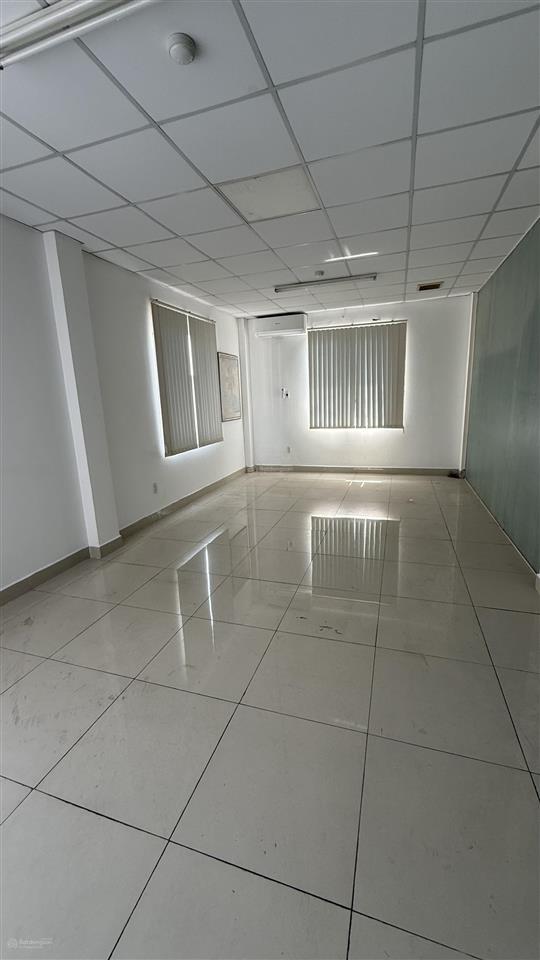 Cho thuê văn phòng 40m2 tại lý phục man, trống suốt, thang máy máy lạnh