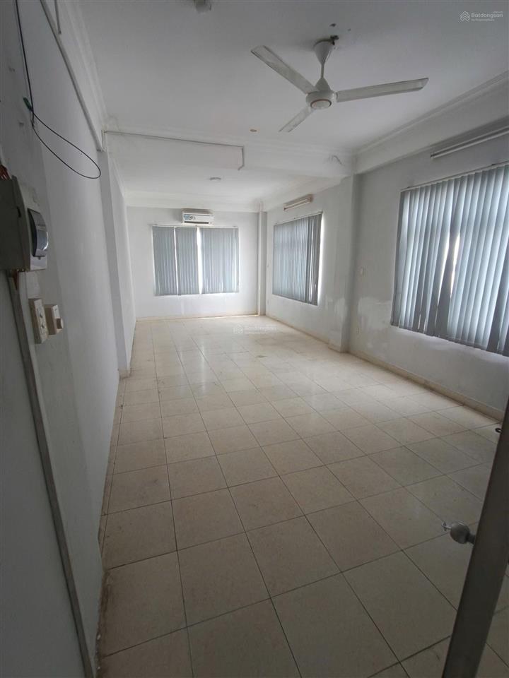 Cho thuê văn phòng 40m2 tại lý phục man, trống suốt, thang máy máy lạnh