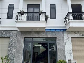 Nhà 2 tầng  tt tân uyên chỉ 2,6 tỷ nhà 2 tầng full nội thất đường rộng 12m gần siêu thị go!