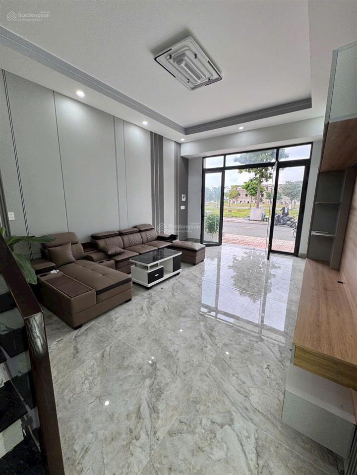 Nhà 2 tầng  tt tân uyên chỉ 2,6 tỷ nhà 2 tầng full nội thất đường rộng 12m gần siêu thị go!