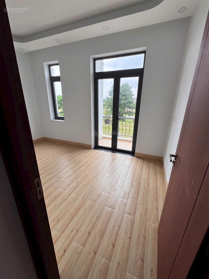 Nhà 2 tầng  tt tân uyên chỉ 2,6 tỷ nhà 2 tầng full nội thất đường rộng 12m gần siêu thị go!