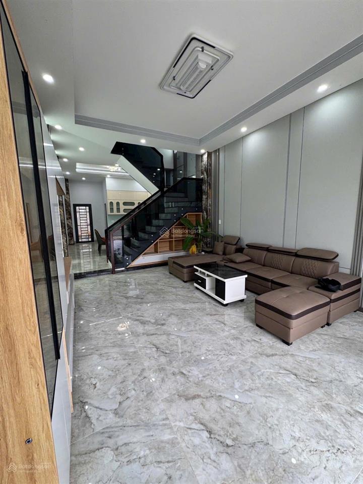 Nhà 2 tầng  tt tân uyên chỉ 2,6 tỷ nhà 2 tầng full nội thất đường rộng 12m gần siêu thị go!