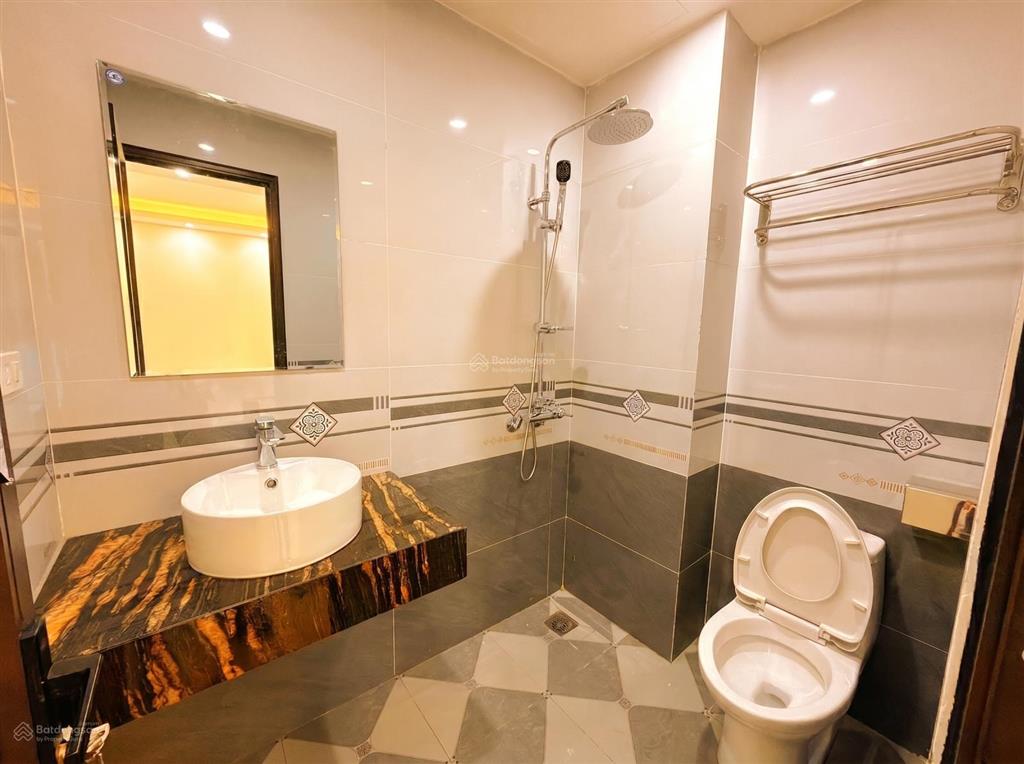 Bán nhà phố lê văn lương, cầu giấy 50m2,6t,thang máy,mt5m, giá 15 tỷ.