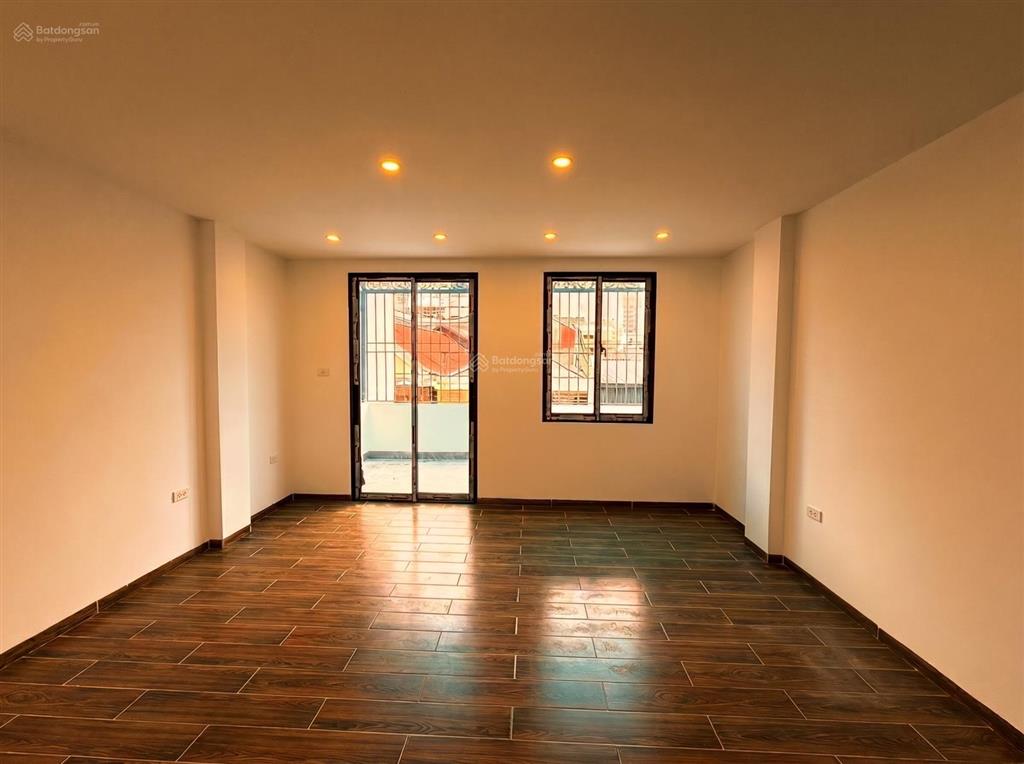 Bán nhà phố lê văn lương, cầu giấy 50m2,6t,thang máy,mt5m, giá 15 tỷ.