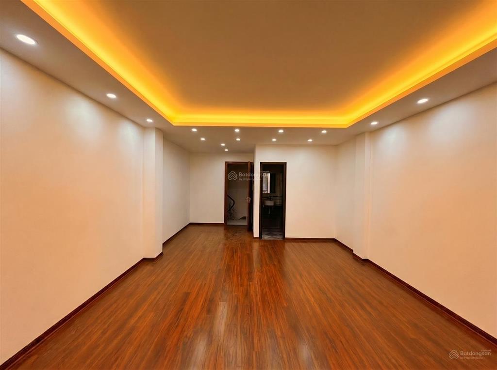 Bán nhà phố lê văn lương, cầu giấy 50m2,6t,thang máy,mt5m, giá 15 tỷ.