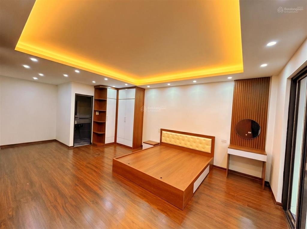 Bán nhà phố lê văn lương, cầu giấy 50m2,6t,thang máy,mt5m, giá 15 tỷ.