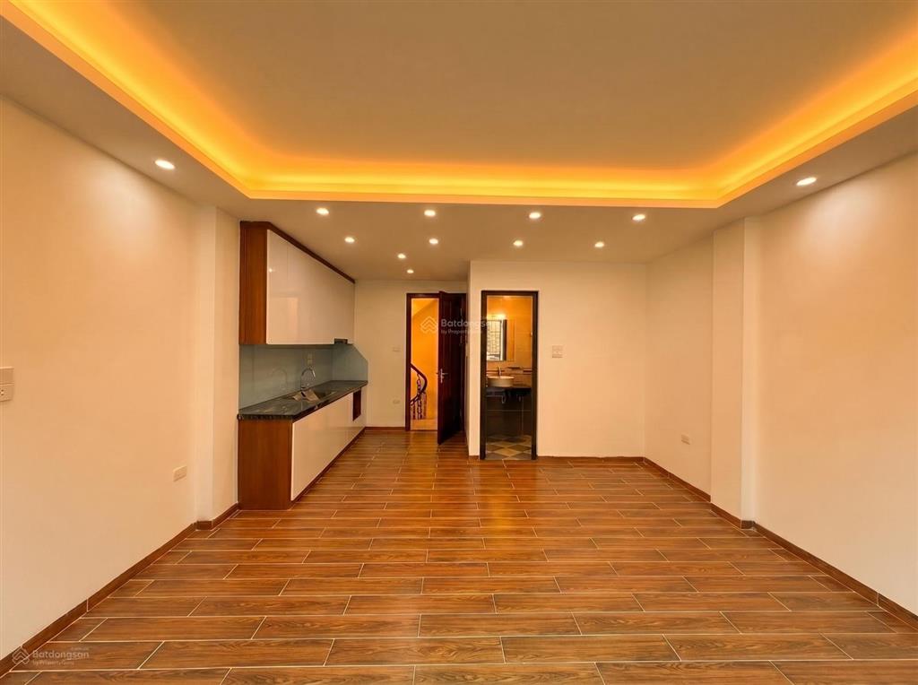 Bán nhà phố lê văn lương, cầu giấy 50m2,6t,thang máy,mt5m, giá 15 tỷ.