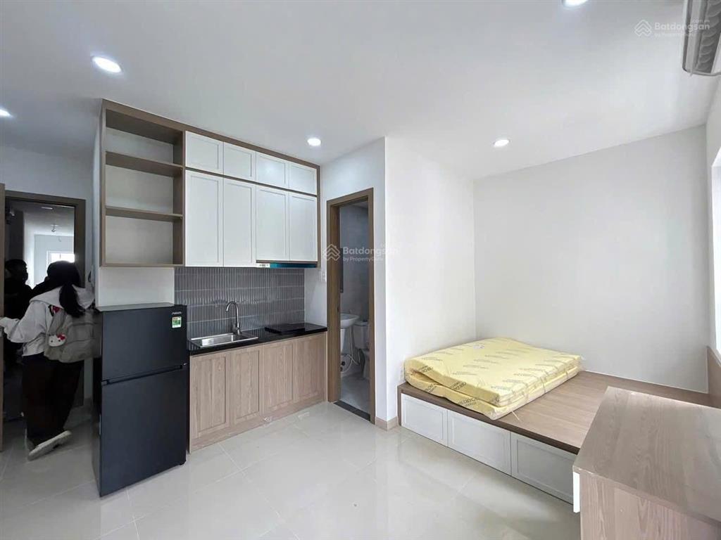Cho thuê căn hộ ban công đầy đủ nội thất kế bên đại học rmit và tdtu