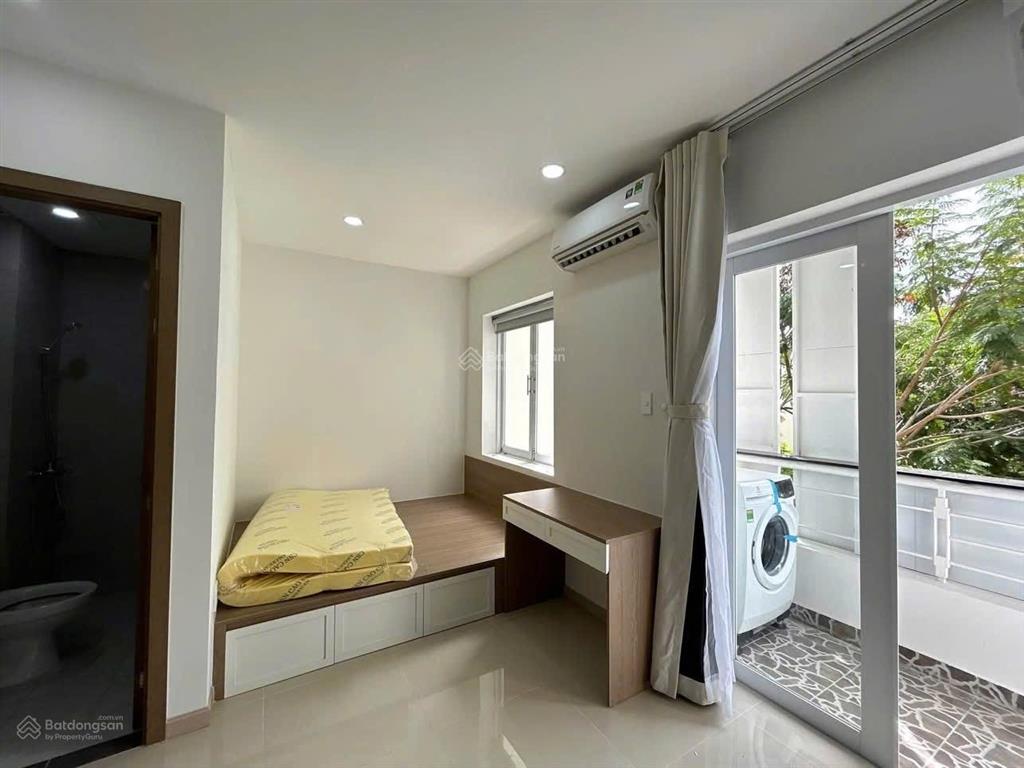 Cho thuê căn hộ ban công đầy đủ nội thất kế bên đại học rmit và tdtu