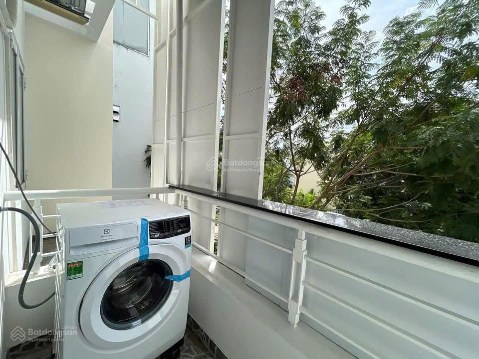 Cho thuê căn hộ ban công đầy đủ nội thất kế bên đại học rmit và tdtu