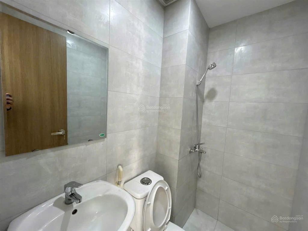 Cho thuê căn hộ ban công đầy đủ nội thất kế bên đại học rmit và tdtu