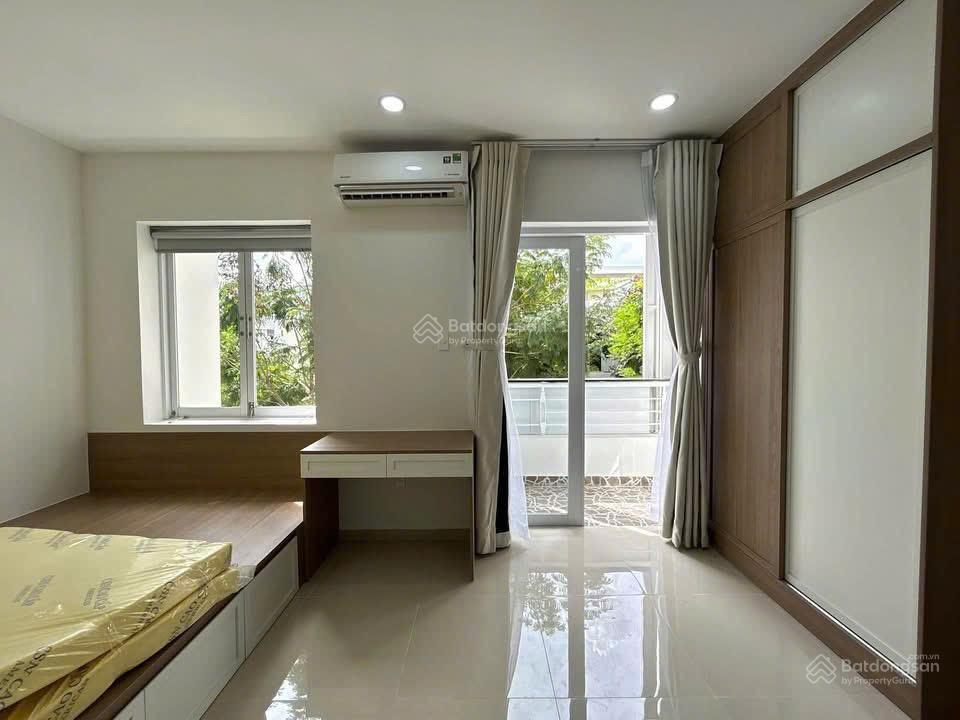Cho thuê căn hộ ban công đầy đủ nội thất kế bên đại học rmit và tdtu