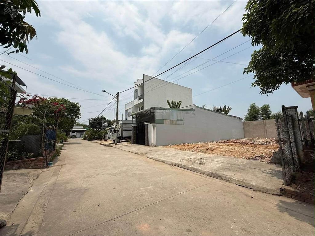Ngay ngã tư cây me lô đất đẹp 100m2 chính chủ cần thanh lí gấp  sổ hồng riêng
