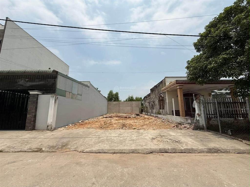 Ngay ngã tư cây me lô đất đẹp 100m2 chính chủ cần thanh lí gấp  sổ hồng riêng