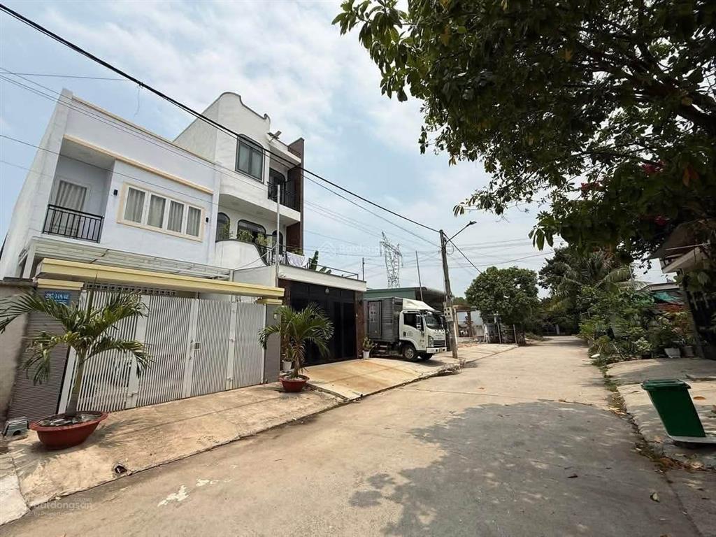 Ngay ngã tư cây me lô đất đẹp 100m2 chính chủ cần thanh lí gấp  sổ hồng riêng