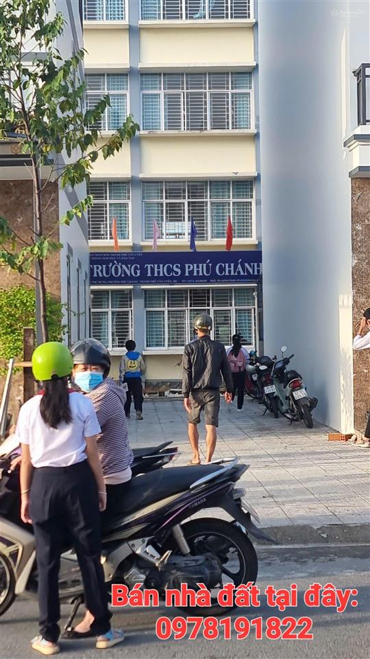 Chủ nhà đi nước ngoài cần ra gấp căn nhà kế bên trường cấp hai phú chánh  sổ hồng riêng
