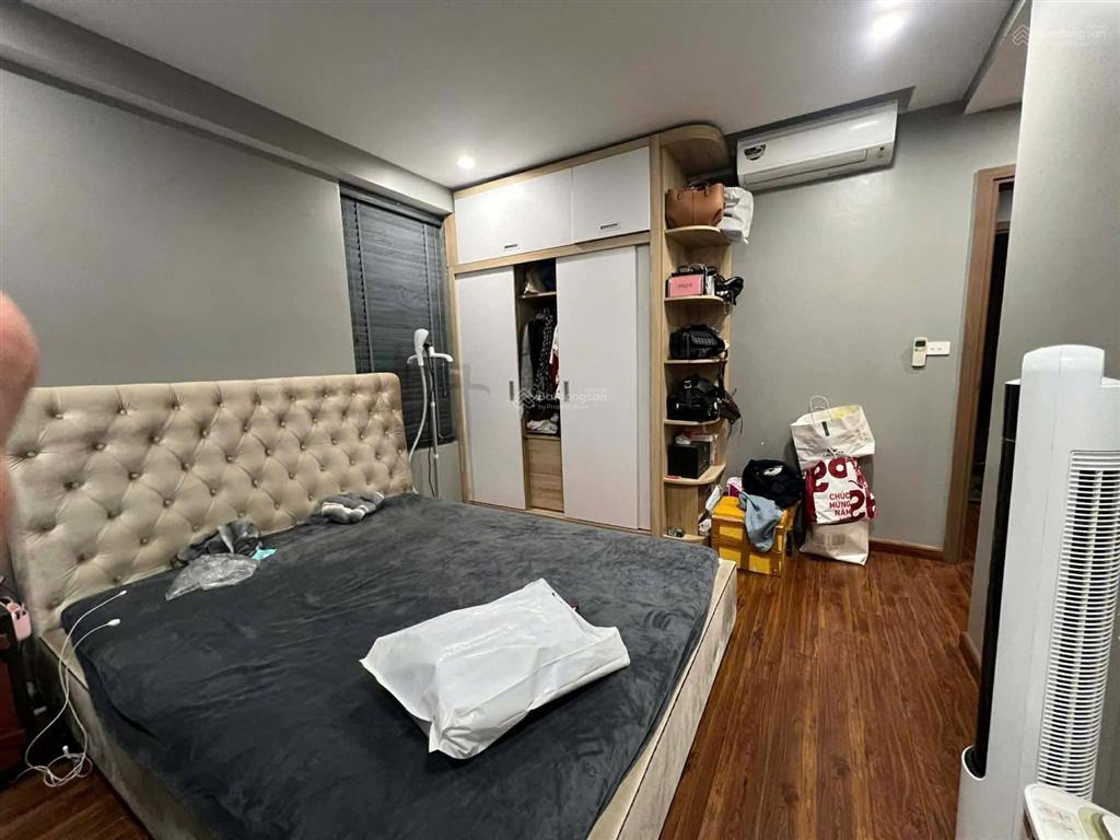 Bán gấp căn 88m2 tầng cao, 3pn 2vs, lô góc sky central 176 định công, full nội thất, sổ đỏ cc