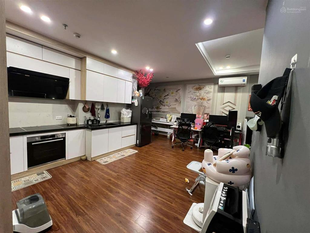 Bán gấp căn 88m2 tầng cao, 3pn 2vs, lô góc sky central 176 định công, full nội thất, sổ đỏ cc