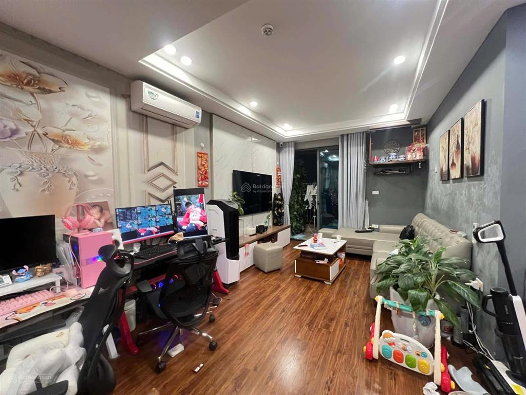 Bán gấp căn 88m2 tầng cao, 3pn 2vs, lô góc sky central 176 định công, full nội thất, sổ đỏ cc