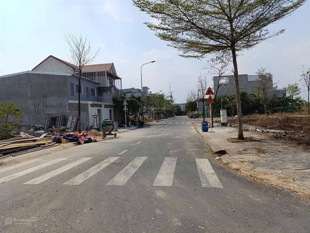 Chủ cần bán lô đất mặt tiền 87m2 đường 8m có vỉa hè trục d5 full tc gần kcn visip 2 giá 780tr shr