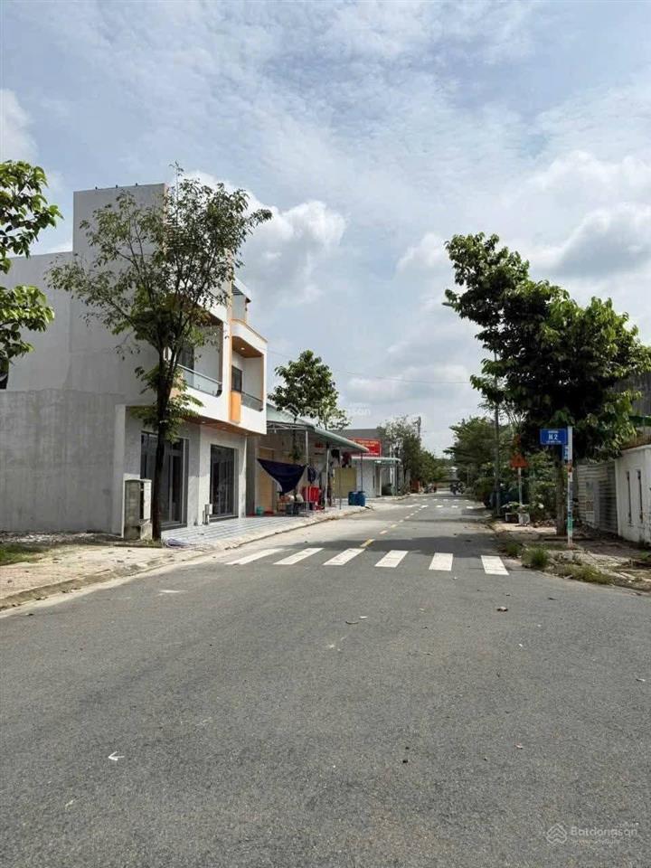 Chủ cần bán lô đất mặt tiền 87m2 đường 8m có vỉa hè trục d5 full tc gần kcn visip 2 giá 780tr shr