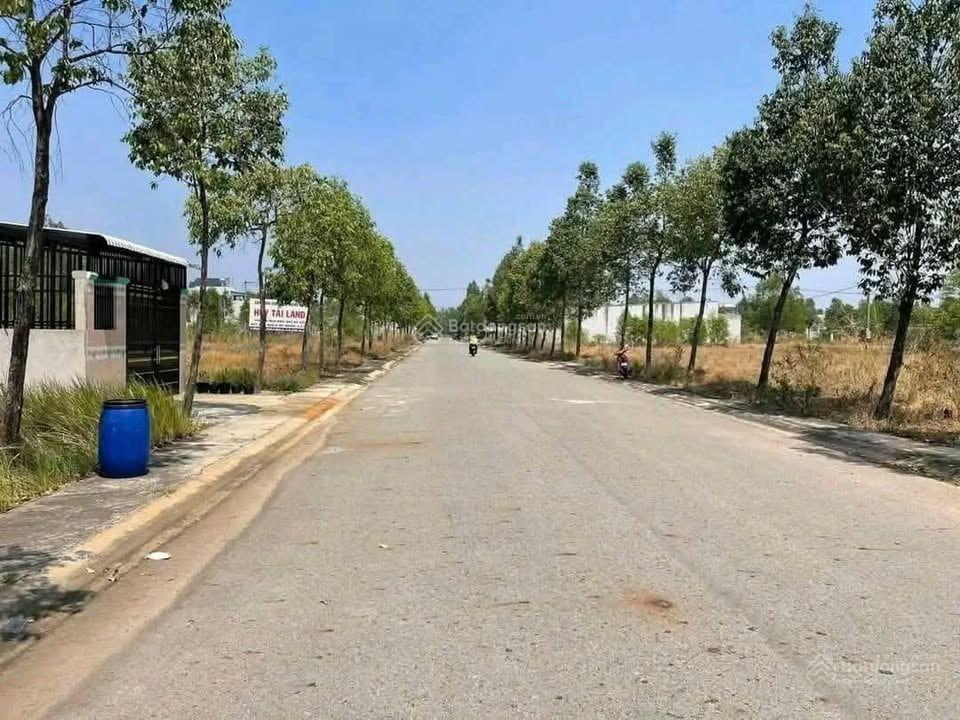 Cần tiền bán lô 150m2 mt đường na2 sát kcn mỹ phước 4 đường nhựa 6 làn xe, sổ sẵn