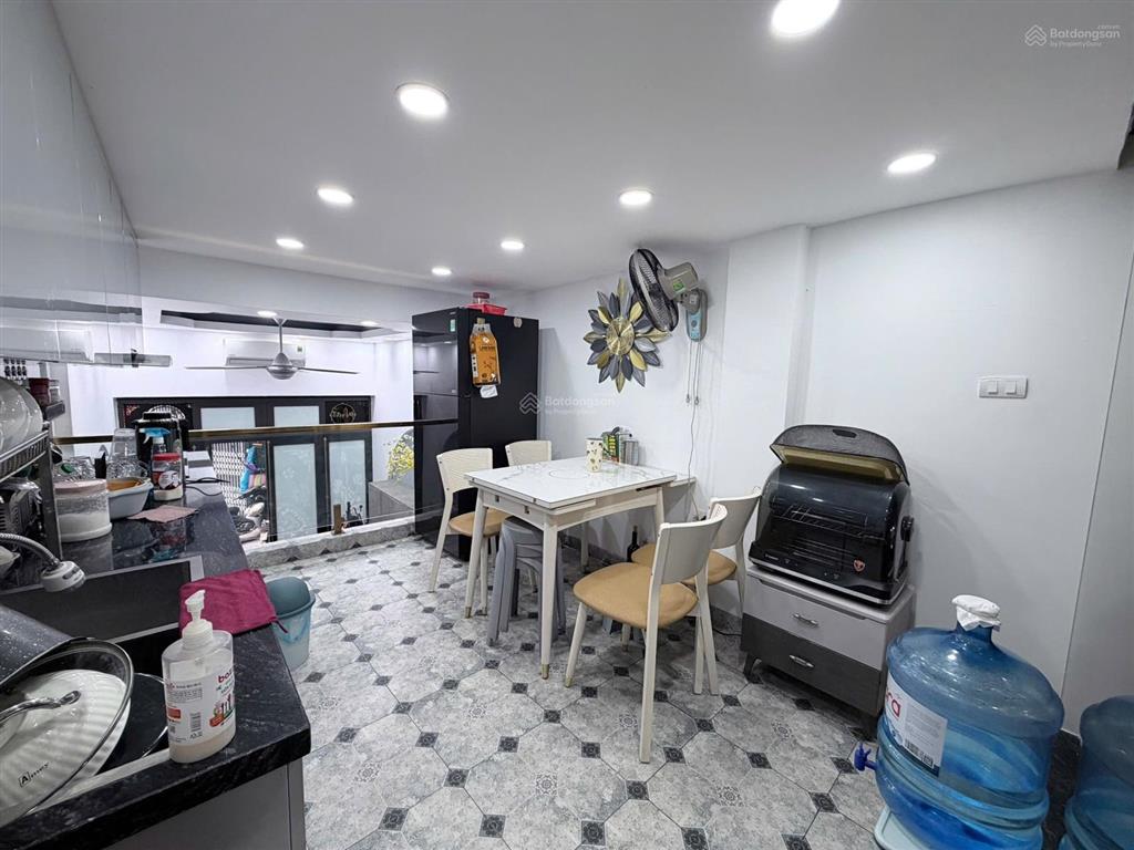 Nguyên hồng  ba đình
30m  6 tầng