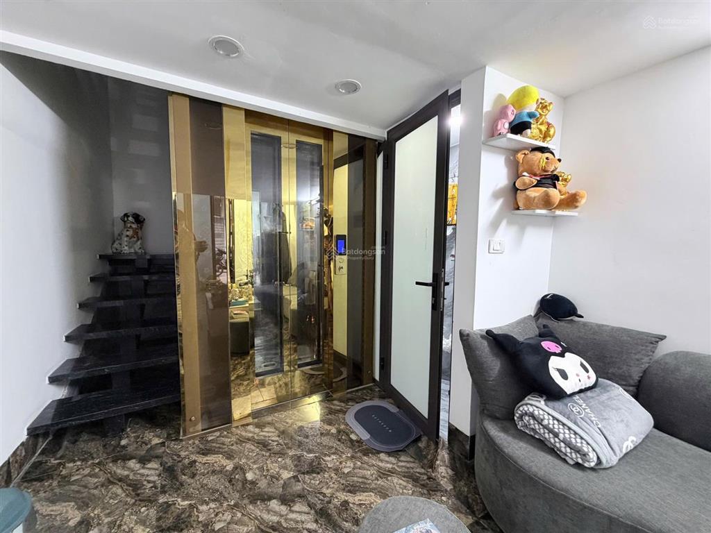 Nguyên hồng  ba đình
30m  6 tầng