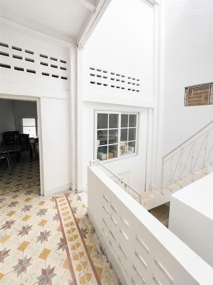 Mặt tiền vip sát cầu chà và  5p đến q5,6,11  ngang hơn 4m  dtds gần 130m2