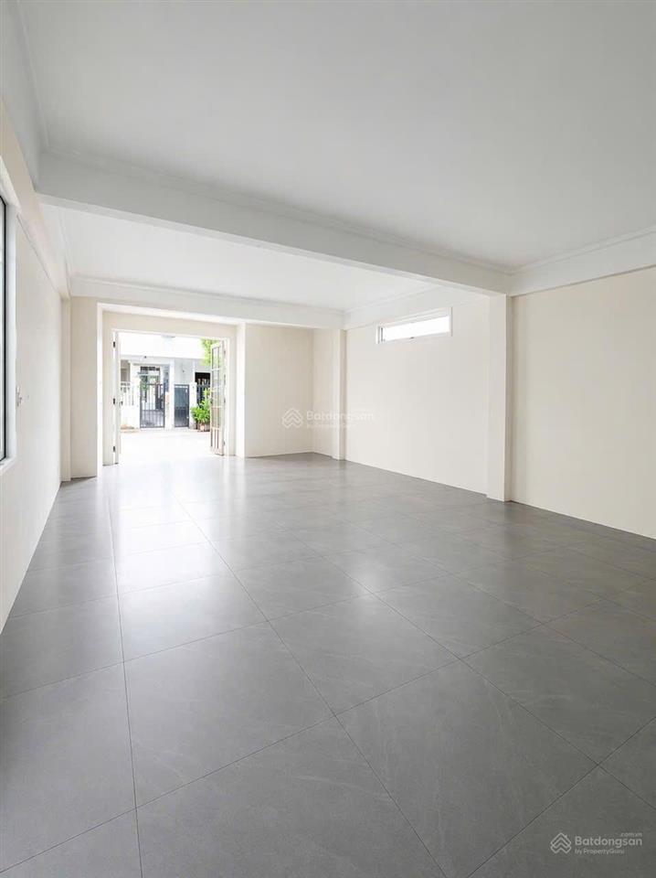 Mặt tiền vip sát cầu chà và  5p đến q5,6,11  ngang hơn 4m  dtds gần 130m2