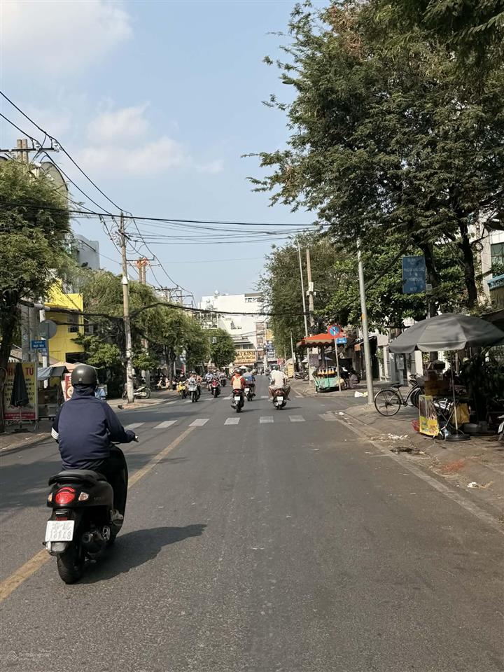 Mặt tiền vip sát cầu chà và  5p đến q5,6,11  ngang hơn 4m  dtds gần 130m2