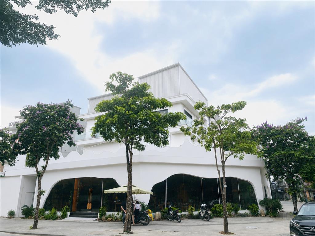 Cho thuê nhà mặt phố trung hoà  lô góc 3 mặt tiền  kinh doanh mọi mô hình.